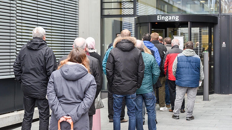 Großer Andrang herrscht auch am dritten Verhandlungstag am Landgericht Würzburg. Im Erlabrunn-Prozess geht es weiter um die Frage: Wer hat Gisela K. im Januar 2016 überfahren und dabei tödlich verletzt?