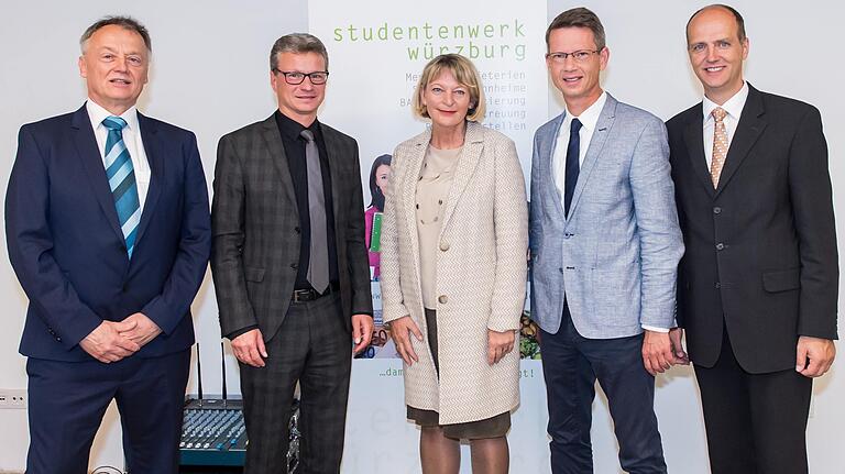 Das Studentenwohnheim wurde eingeweiht. Im Bild (v.l.) Michael Ullrich, Bernd Sibler, Andrea Klug, Sebastian Remelé und Robert Grebner. Das Studentenwohnheim wurde eingeweiht. Im Bild (v.l.) Michael Ullrich, Bernd Sibler, Andrea Klug, Sebastian Remelé und Robert Grebner.