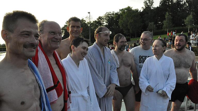 Beim Benefizschwimmen mit Thomas Lurz 2010 im Silvana war mit Pfarrer Roland Breitenbach (Zweiter von links) und Schwester Ansgard auch eine geistliche Staffel dabei. Beim Benefizschwimmen mit Thomas Lurz 2010 im Silvana war mit Pfarrer Roland Breitenbach (Zweiter von links) und Schwester Ansgard auch eine geistliche Staffel dabei.