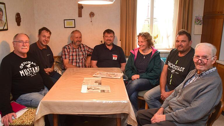 Am Tisch in der Küche liefen entscheidende Gespräche (von links): Winfried Heinkel, Stefan Volkmann, Gerhard Düll, Michael Mader, Melanie Caesar, Michael Krauß und Hans Zilk.