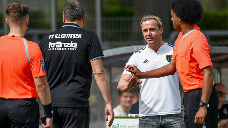 Diskussionsbedarf: FC-05-Trainer Marc Reitmaier (Zweiter von rechts) im Disput mit Illertissens Coach Holger Bachthaler (FVI). Schiedsrichter Kenny Abieba (rechts) interveniert.