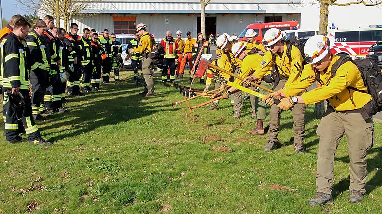 Die 22nd Swiss Wildland Firefighter (rechts) setzen entgegen hiesiger Einsatzkräfte (links) bei der Bekämpfung von Vegetations- oder Waldbränden in unwegsamen Gelände eher auf die Unterbrechung von Brandflächen durch mit  Manpower und unterschiedliche Tools gelegte Lines.