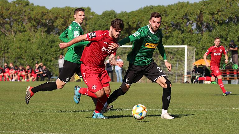 Dominic Baumann (links) war beim Test gegen die U23 von Borussia Mönchengladbach einer er auffälligsten Kickers-Akteure.