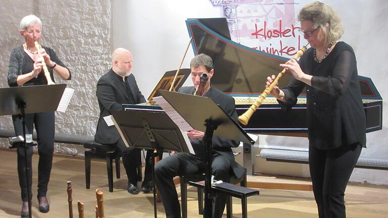 In die sächsische Hauptstadt Dresden zur Zeit August des Starken entführte das Quartett 'La Speranza' bei seinem kammermusikalischen Gastspiel im Kloster Wechterswinkel. Von links: Birgit Bahr, Martin Knizia, Jochen Schneider und Annette von Brenndorff.