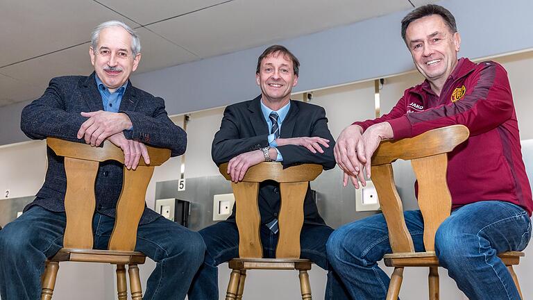 Das Vorstandsteam des Post-Sportvereins (von links) mit Klaus Bolch (Schriftführer), Bernd Schreck (Schatzmeister) und Karl-Heinz Putz (1. Schützenmeister) im Vereinsraum in Würzburg. Im Bild fehlen Verena Putz (1. Sportleiterin) und Andreas Böhm (2. Schützenmeister).