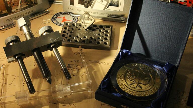 Ein Blick in Walter Backs Schmuckvitrine zeigt sein Meisterstück von 1981, das Gesellenstück von 1974 und die Medaille für 40 Jahre Kfz-Meister (von links). Ein Blick in Walter Backs Schmuckvitrine zeigt sein Meisterstück von 1981, das Gesellenstück von 1974 und die Medaille für 40 Jahre Kfz-Meister (von links).