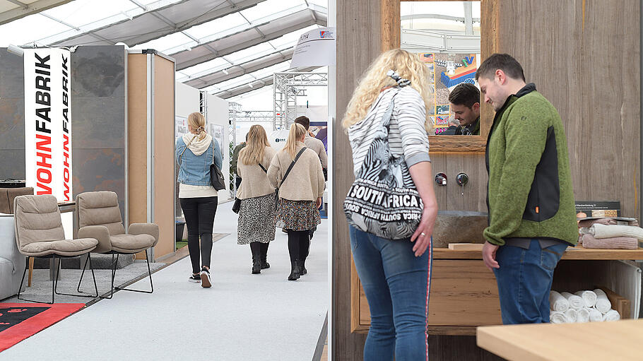 Mainfranken-Messe 2021 in Würzburg - Besucher können viele neue Inspirationen auf der Verbrauchermesse sammeln, zum Beispiel wie hier im Bereich 'Wohnen'. Mainfranken-Messe 2021 in Würzburg - Besucher können viele neue Inspirationen auf der Verbrauchermesse sammeln, zum Beispiel wie hier im Bereich 'Wohnen'.