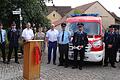 Neben Bürgermeister Stadelmann freuen sich der 1. Vorsitzende des Feuerwehrvereins Achim Seufert und 1. Kommandant Marco Lutz mit dem symbolischen Schlüssel über das neue Fahrzeug. Außerdem auf dem Bild die Vertreter der Kirchen und einige Aktive der Freiwilligen Feuerwehr Ziegelanger.