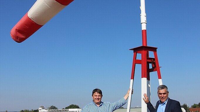 Neues Leben am Flugplatz: Investor Markus Blum ('blumquadrat') und Herbert Sattler, Vorsitzender des Luftsportclubs Kitzingen, freuten sich 2017 gemeinsam über die  Einweihung des zivilen Kitzinger Flugplatzes.