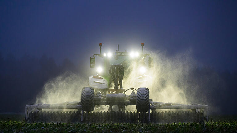 Landwirt bei der Feldarbeit.jpeg       -  Ein Landwirt bearbeitet bei Frost mit seinem Traktor und Arbeitsgerät eine Zwischenfrucht auf einem Feld in Niedersachsen.