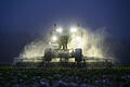 Landwirt bei der Feldarbeit.jpeg       -  Ein Landwirt bearbeitet bei Frost mit seinem Traktor und Arbeitsgerät eine Zwischenfrucht auf einem Feld in Niedersachsen.