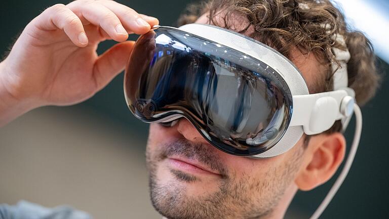 Verkaufsstart der Computerbrille Vision Pro in Deutschland - Mit einem Druck auf die digitale Krone bringt man die App-Symbole ins Blickfeld. Verkaufsstart der Computerbrille Vision Pro in Deutschland - Mit einem Druck auf die digitale Krone bringt man die App-Symbole ins Blickfeld.
