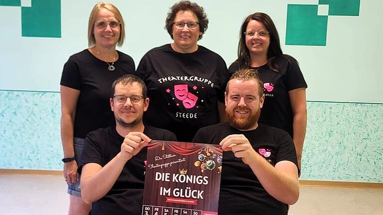 Bald darf wieder gelacht werden! Sechsmal bringt das Ensemble der Theatergruppe Stetten den Dreiakter rund um Familie König im Glück auf die Bühne. Vorne (von links): Julian und Philipp Speth. Hinten (von links): Bettina Störm, Astrid Nix und Ilona Zink. Es fehlen Birgit Reinhard, Winfried Bergmann und Alexander Abe.