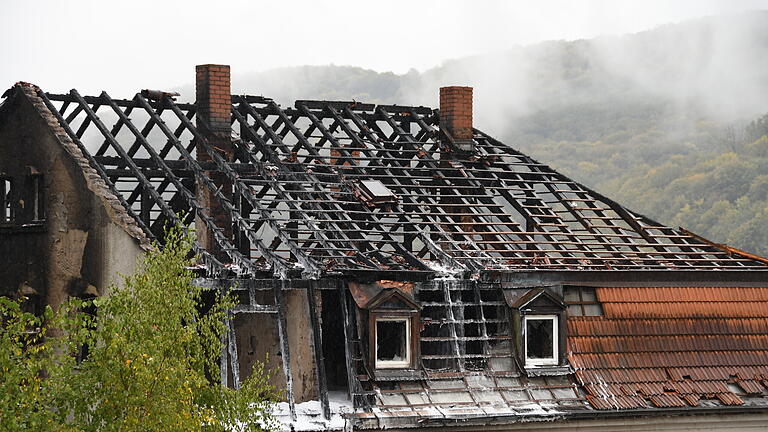 Die Alte Brauerei in Gemünden am Dienstagnachmittag - ein Tag nach dem Brand.