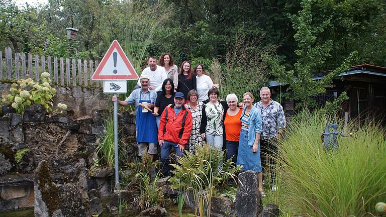 Die Darsteller der Krötenwanderung (v.l.), hinten: Ronny Eckert, Anja Seubert, Luna Rosel, und Susanne Öhrlein, vorne: Thomas Herbert, Claudia Herbert, Wolfgang Beck, Monika Albert, Susanne Gerhard (Regie), Maria Bünner (Souffleuse), Claudia Schütz und Holger Biermann.