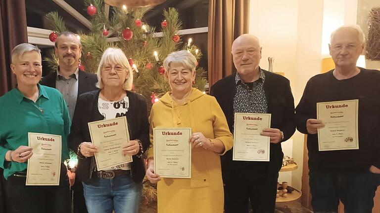 Siegerfoto (von links): Sabine Brümmer (3. Platz Rommé), Ingo Emmert (1. Platz Skat), Uschi Weißenberger (1. Platz Rommé), Maria Emmert (2. Platz Rommé), Helmut Emmert (2. Platz Skat), Rudi Weiglein (3. Platz Skat). Siegerfoto (von links): Sabine Brümmer (3. Platz Rommé), Ingo Emmert (1. Platz Skat), Uschi Weißenberger (1. Platz Rommé), Maria Emmert (2. Platz Rommé), Helmut Emmert (2. Platz Skat), Rudi Weiglein (3. Platz Skat).