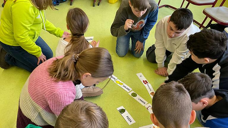 Eifrig sind die Kinder der 6a damit beschäftigt, französische Vokabeln und Bilder zusammenzufügen. Eifrig sind die Kinder der 6a damit beschäftigt, französische Vokabeln und Bilder zusammenzufügen.