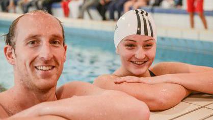 Sportfest       -  Sportfest 'No limits' in Würzburg im Bad des SV05: Schwimmen mit Handicap, Thomas Lurz und Elena Krawzow trainieren gemeinsam. Sie hat die Silbermedaille über 100m Brust bei den Paralympics. Eine Besucherin stellt sich dem einarmigen Schwimmen.