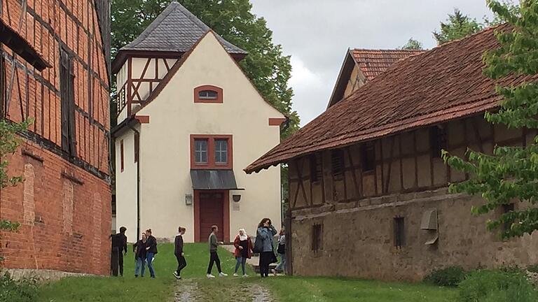 Architekturstudenten der Hochschule München bevölkern derzeit den historischen Gutshof des Schlosses in Roßrieth. Im Rahmen einer großen Bauaufnahme untersuchen und vermessen sie verschiedene Stall- und Nebengebäude.