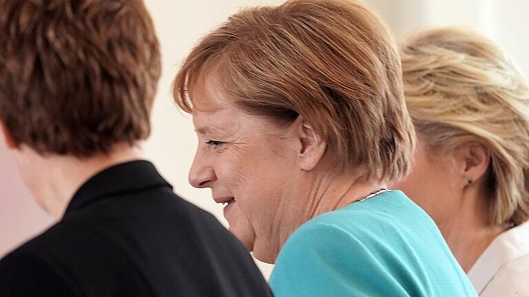 Entlassung und Ernennung der Verteidigungsministerin       -  Im Zentrum der Macht: Annegret Kramp-Karrenbauer (von links), Bundesvorsitzende der CDU und neue Verteidigungsministerin, Bundeskanzlerin Angela Merkel (CDU) und Ursula von der Leyen (CDU), scheidende Verteidigungsministerin und neugewählte EU-Kommissionspräsidentin.