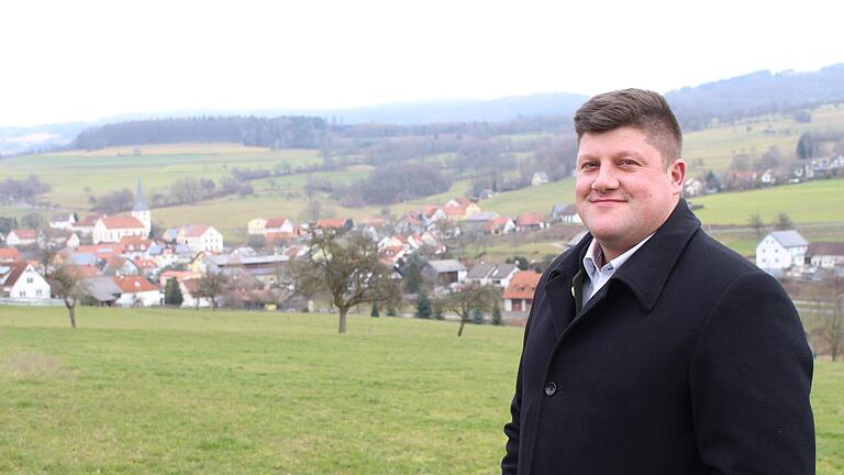 Der 32-jährige Alexander Schneider ist seit sechs Jahren Bürgermeister von Geroda und Platz. Seine Heimat liebt er über alles. Foto: Julia Raab       -  Der 32-jährige Alexander Schneider ist seit sechs Jahren Bürgermeister von Geroda und Platz. Seine Heimat liebt er über alles. Foto: Julia Raab