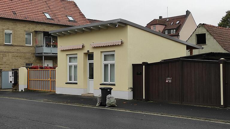 In diesem Gebäude in der Hauptstraße 16 im Schweinfurter Stadtteil Oberndorf hat die rechtsextremistische Partei III. Weg Räume angemietet. Oberbürgermeister Sebastian Remelé bittet die Bevölkerung um Wachsamkeit.