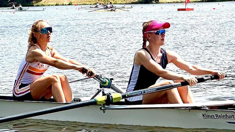 Charlotte Heyltjes (links) aus Mülheim und Anna Händle vom Würzburger Ruderverein Bayern gewannen auf dem Baldeneysee in Essen das Rennen im Zweier ohne Steuerfrau.