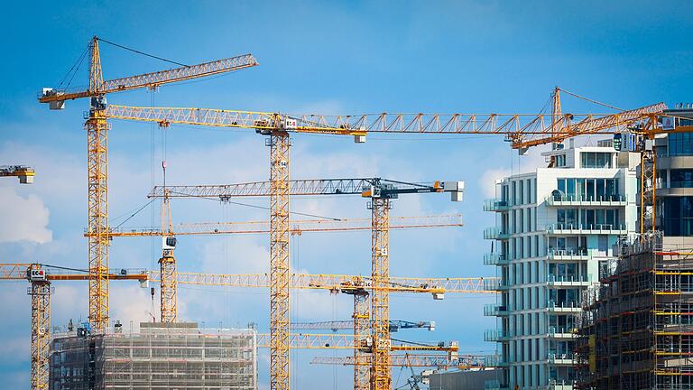 Baustelle.jpeg       -  Baukräne stehen auf einer Baustelle in einer Innenstadt. Die Lage in der Branche wird immer dramatischer.