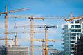 Baustelle.jpeg       -  Baukräne stehen auf einer Baustelle in einer Innenstadt. Die Lage in der Branche wird immer dramatischer.