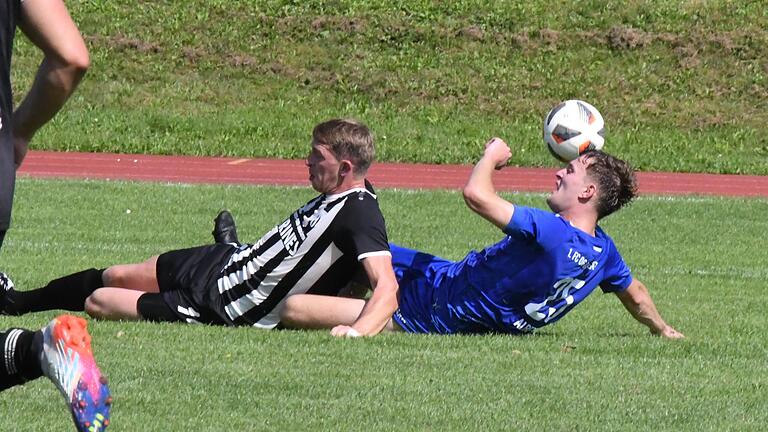 Vielleicht braucht es aus Sicht des FC 06 Bad Kissingen (in blau)  einfach mal ein „krummes“ Ding aus unmöglicher Position, das mal über die gegnerische Torlinie fliegt.       -  Vielleicht braucht es aus Sicht des FC 06 Bad Kissingen (in blau)  einfach mal ein „krummes“ Ding aus unmöglicher Position, das mal über die gegnerische Torlinie fliegt.