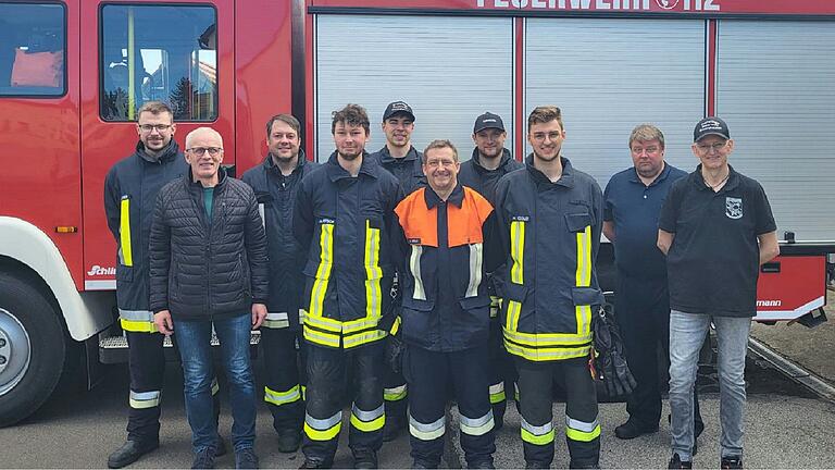 Auf dem Foto von links: Eike Döllner, BGM Günter Pfeiffer, Sebastian Vey, Jakob Pötsch, Felix Mai, Michael Herold, Bastian Fassl, Marius Kessler, KBI Andreas Franz, Ausbilder Roland Pötsch.