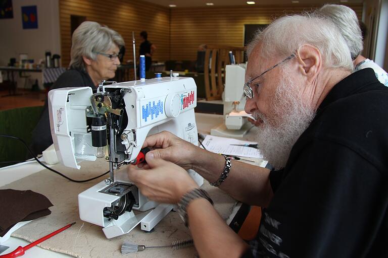 Auch Nähmaschinen werden im Reparaturcafé wieder zum Laufen gebracht. Einer der Experten hierfür ist der 84-jährige Josef von Gise. Auch Nähmaschinen werden im Reparaturcafé wieder zum Laufen gebracht. Einer der Experten hierfür ist der 84-jährige Josef von Gise.