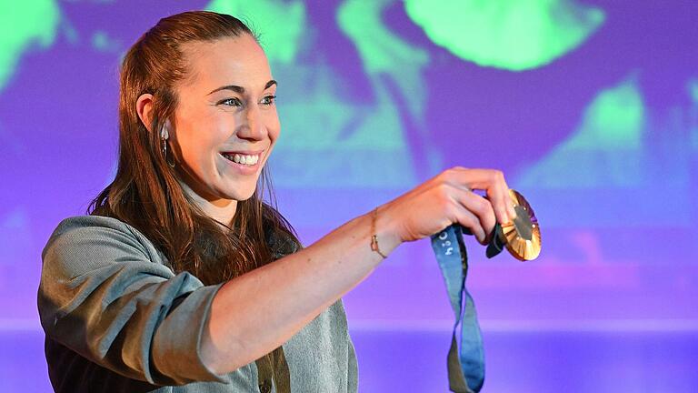 Ihr ganzer Stolz: Svenja Brunckhorst hat ihre Goldmedaille mit zur Sportgala in Schweinfurt gebracht.