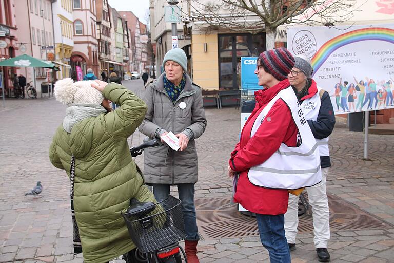 Bei der im Sommer 2024 entstandenen Karlstadter Version der Omas gegen Rechts, beteiligen sich inzwischen auch Mitstreiterinnen aus anderen Orten wie Gemünden oder Retzbach. Bei der im Sommer 2024 entstandenen Karlstadter Version der Omas gegen Rechts, beteiligen sich inzwischen auch Mitstreiterinnen aus anderen Orten wie Gemünden oder Retzbach.