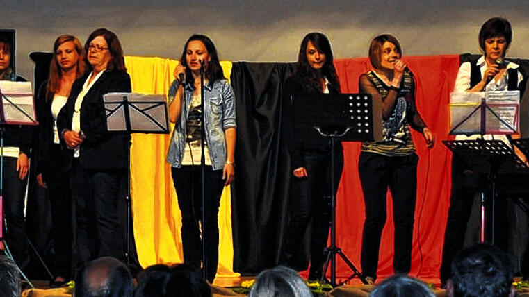 Großer Chor zum Finale: Beim Benefizkonzert in der Festhalle zugunsten des Kindergartens Erlenbach sangen nicht nur Francesca Di Lorenzo und Tanja Rösch mit musikalischer Begleitung durch Andreas Eyrich, sondern auch das Erzieherinnen-Team des Kindergartens Erlenbach.