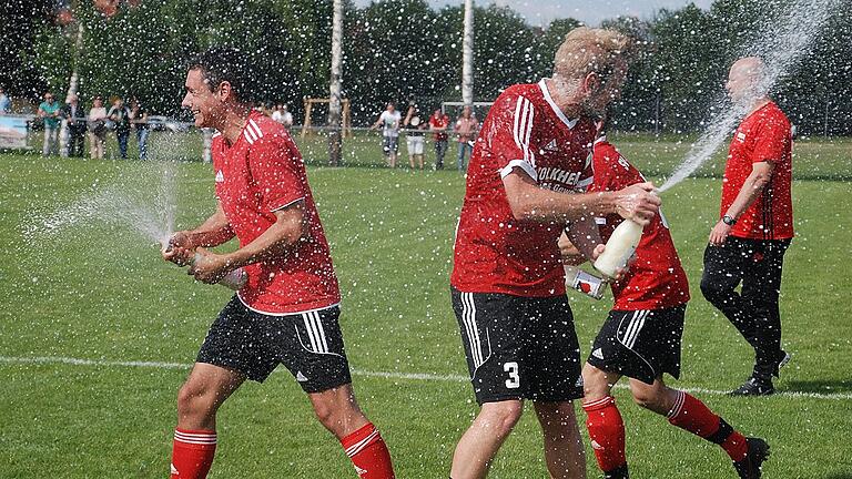 Auch beim SV Rödelmaier knallen die Sektkorken. Als Meister der Kreisliga kehren die Storchsberg-Kicker nach zwei Jahren wieder zurück in die Bezirksliga.