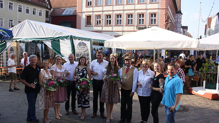 Die Fränkische Weinkönigin gab dem Flaakweinfest in Karlstadt zur Eröffnung die Ehre. Von links: Vizepräsident Weinbauverband Bruno Kohlmann, Managerin Stadtmarketing Susanne Keller, Weinprinzessin Annika Burkard (Stetten), Bürgermeister Paul Kruck, Fränkische Weinkönigin Caroline Meyer, stellvertretender Landrat Harald Schneinder, Weinprinzessin Loraine Hock (Karlburg), Karschter Flaak und Winzer Daniel Scheinhof, Irmgard und Franziska Wolf, Winzer Klaus Höfling.