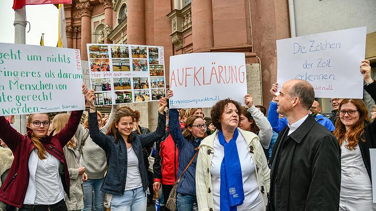 Mahnwache vor dem Würzburger Neumünster: Dazu rief im Mai der Würzburger Katholische Frauenbund auf. Die Idee kam aus Münster von der Bewegung 'Maria 2.0'. Bischof Franz Jung besuchte die Aktion und informierte sich.