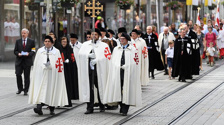 Eine Fronleichnamsprozession durch die Innenstadt wie im vergangenen Jahr (Archivfoto) wird es in diesem Jahr nicht geben. Dafür findet eine Freiluftmesse auf dem Residenzplatz statt.