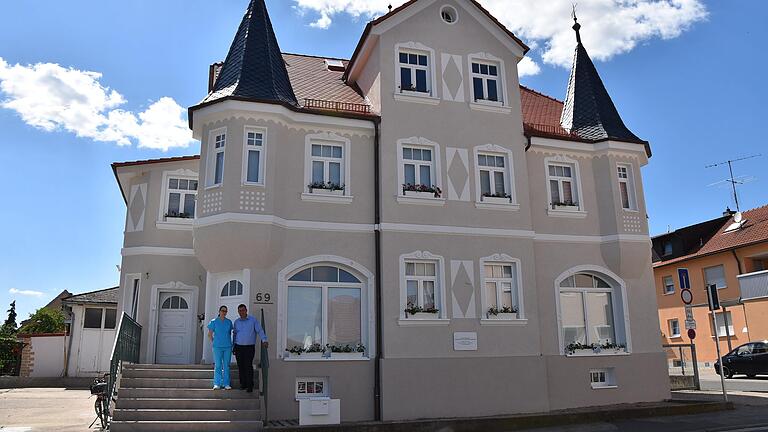 Die Hautärztin Dr. Elena Popa und ihr Ehemann Gheorghe haben sich den Traum von eigener Praxis und Wohnhaus unter einem Dach erfüllt. Dabei haben sie das ortsbildprägende ehemalige 'Kaufhaus Mendel' in der Hauptstraße 69 in Knetzgau in ein Juwel verwandelt.