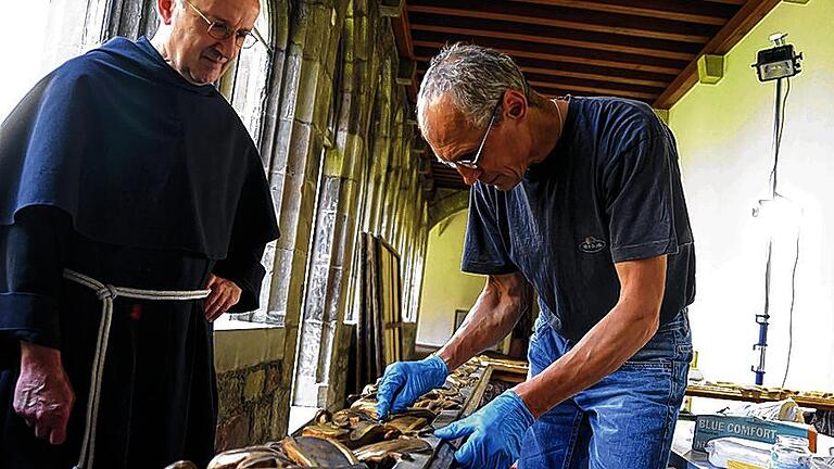 Das beliebte Klosterfest der Franziskaner-Minoriten in der Franziskanergasse wirft seine Schatten voraus. Es steht auch im Zeichen der Kirchensanierung. Im Kreuzgang werden seit Tagen die Rahmen großer Bilder von Restauratoren fachmännisch gereinigt. Die Bilder selbst müssen von Experten erst noch untersucht werden. Der beliebte Klostergarten ist von der Sanierung nicht betroffen. Text: ric / Foto: thomas obermeier