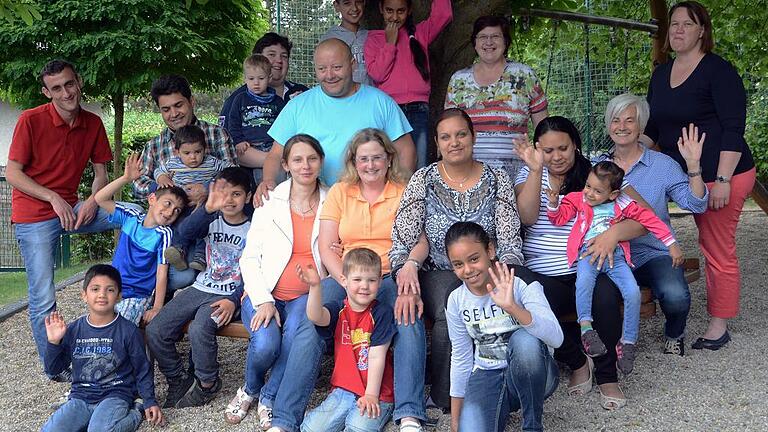 Zeit miteinander verbringen: Bei den wöchentlichen Treffen, die Karin Lamnek (Mitte) in der Caritas-Kindertagesstätte St. Elisabeth in Erlabrunn veranstaltet, können sich deutsche Familien und Flüchtlingsfamilien näher kennenlernen. Foto: Caritas