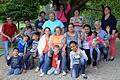 Zeit miteinander verbringen: Bei den wöchentlichen Treffen, die Karin Lamnek (Mitte) in der Caritas-Kindertagesstätte St. Elisabeth in Erlabrunn veranstaltet, können sich deutsche Familien und Flüchtlingsfamilien näher kennenlernen. Foto: Caritas
