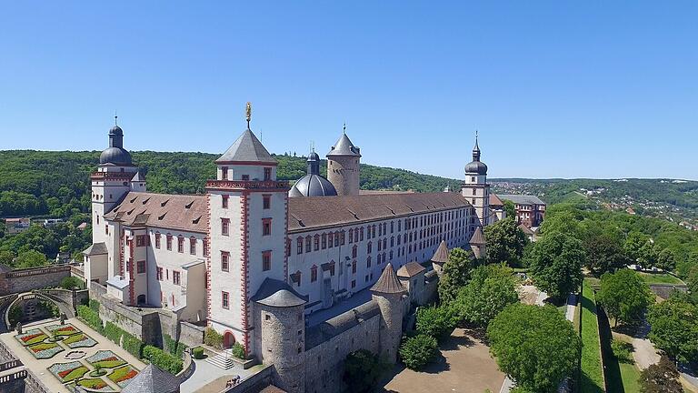 Der Adel hat in ganz Franken seine Spuren hinterlassen. Das Wahrzeichen Würzburgs, die Festung Marienberg, wurde unter Julius Echter von Mespelbrunn wiederaufgebaut und erneuert.