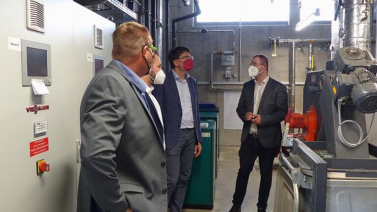 In der Heizzentrale schilderte Bürgermeister Stefan Rottmann (rechts) dem Besuch die Wirkungsweise der Energiezentrale und verwies auch auf die in Schweinfurt entwickelten Blockheizkraftwerke vom Typ Dachs. Mit auf dem Bild (von links) Jürgen Geist, Schonungen, SPD-Bundestagskandidat Markus Hümpfer, sowie Bayerns SPD-Chef Florian von Brunn. In der Heizzentrale schilderte Bürgermeister Stefan Rottmann (rechts) dem Besuch die Wirkungsweise der Energiezentrale und verwies auch auf die in Schweinfurt entwickelten Blockheizkraftwerke vom Typ Dachs. Mit auf dem Bild (von links) Jürgen Geist, Schonungen, SPD-Bundestagskandidat Markus Hümpfer, sowie Bayerns SPD-Chef Florian von Brunn.