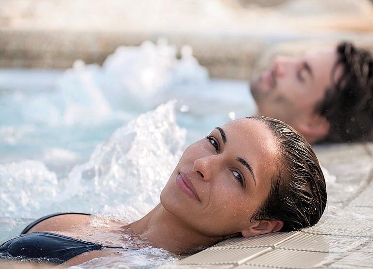 Entspannung am Valentinstag: In Franken gibt es zahlreiche Wellness-Bäder und Thermen, wie etwa die Obermain Therme im oberfränkischen Bad Staffelstein.