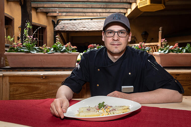 So serviert Daniel Kunschir vom Restaurant Backöfele in Würzburg frischen Spargelsalat: in Balsamico-Honig Vinaigrette mit Zwiebelwürfel und gehacktem Ei.