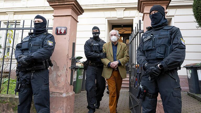 Der geplante Staatsstreich beschäftigt nun gleich drei Gerichte: der Prozess gegen die mutmaßlichen Verschwörer um Heinrich XIII Prinz Reuß, hier bei seiner Festnahme am 7. Dezember 2022. Der geplante Staatsstreich beschäftigt nun gleich drei Gerichte: der Prozess gegen die mutmaßlichen Verschwörer um Heinrich XIII Prinz Reuß, hier bei seiner Festnahme am 7. Dezember 2022.
