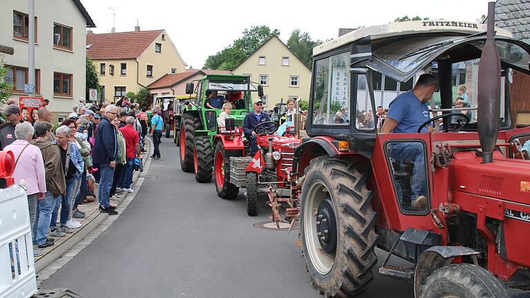 Zahlreiche Zuschauer säumten die Straßen beim Umzug. - Zahlreiche Zuschauer säumten die Straßen beim Umzug. Zahlreiche Zuschauer säumten die Straßen beim Umzug. - Zahlreiche Zuschauer säumten die Straßen beim Umzug.