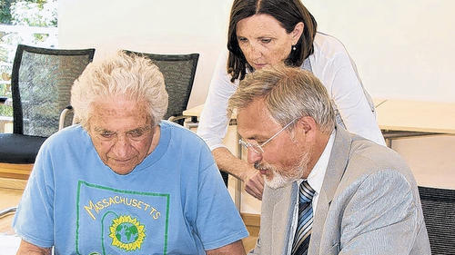 Eintrag ins Goldene Buch: Nobelpreisträger Jack Steinberger (links) mit Bürgermeister Kilian Hartmann. Elisabeth Böhrer (hinten) führte Steinberger und dessen Familie am Mittwoch durch Schonungen. Eintrag ins Goldene Buch: Nobelpreisträger Jack Steinberger (links) mit Bürgermeister Kilian Hartmann. Elisabeth Böhrer (hinten) führte Steinberger und dessen Familie am Mittwoch durch Schonungen.